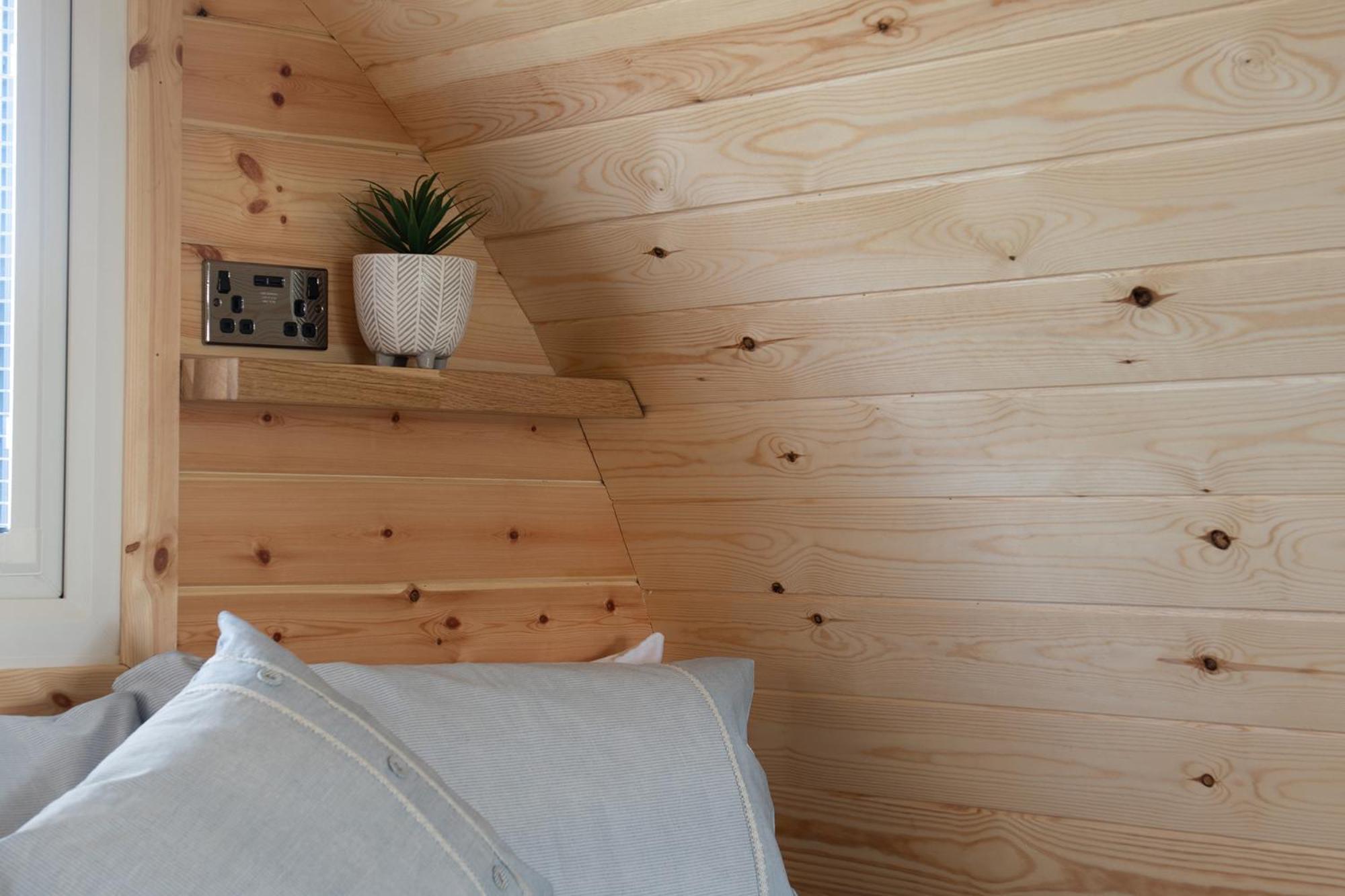 קולווין ביי Waenfechan Glamping With Hot Tubs מראה חיצוני תמונה